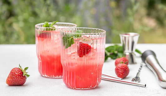 🍓 Strawberry Gin Spritz: The Refreshing Cocktail Taking Over Spring & Summer